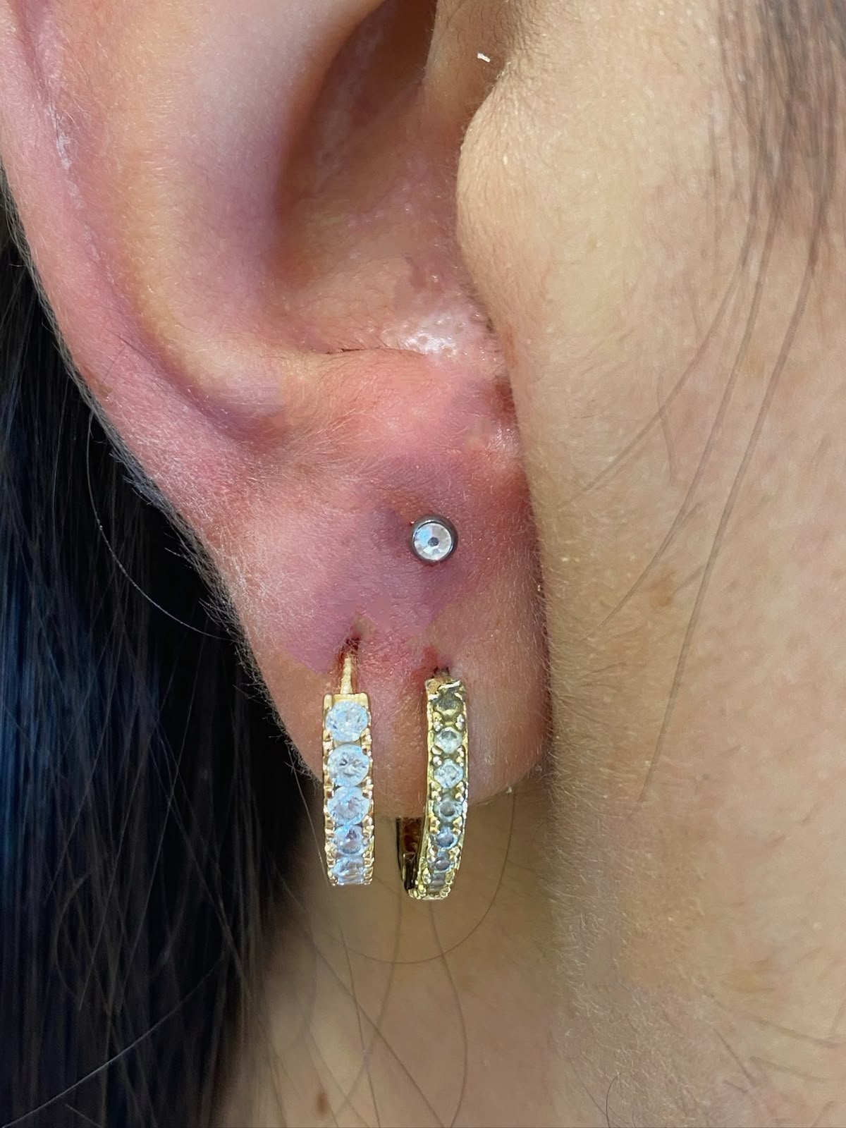 Piercing lobo e helix con dettagli in oro