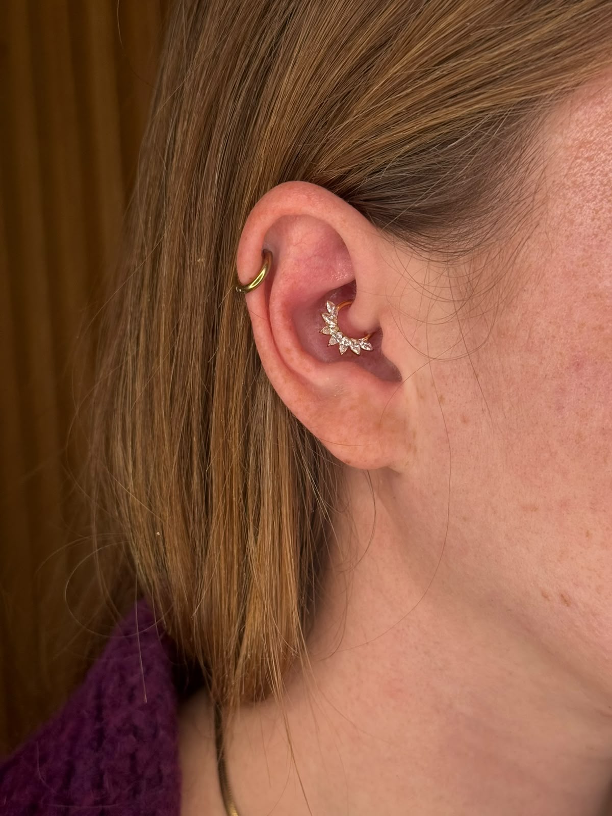 Piercing daith con zirconi e helix in oro