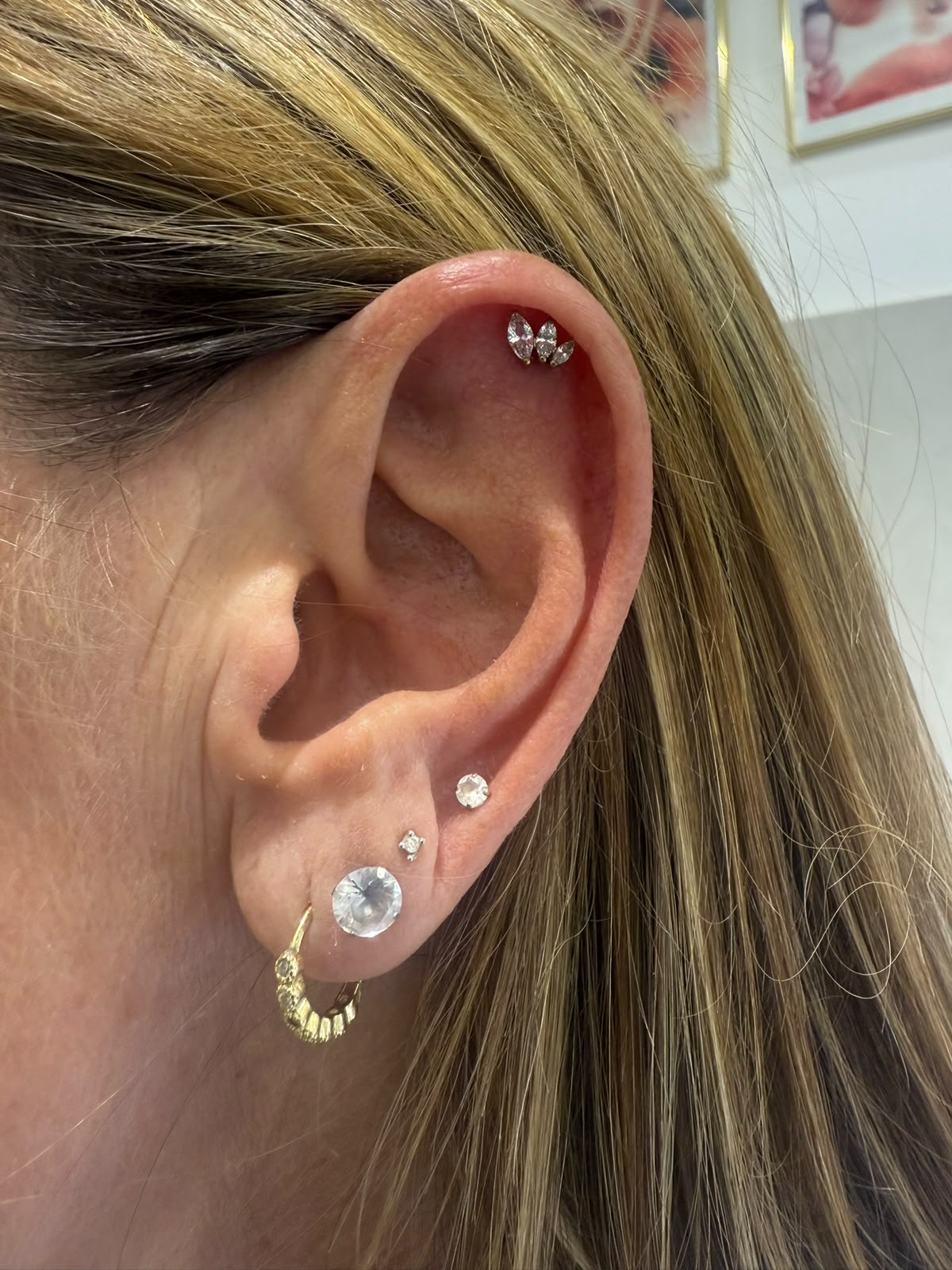 Piercing helix con zirconi a tre punte e lobi